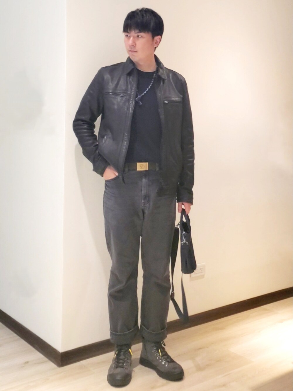 「GUのアイテム（デニムパンツ、ブラック系）」を使った、mads Kaoさん（メンズ・178cm）の春コーディネートの1枚目の写真