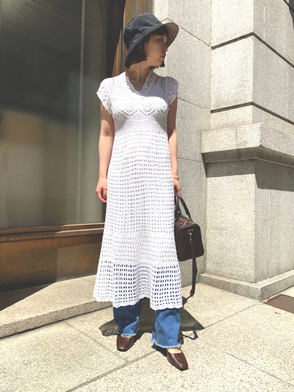 ブラウン系のパンプス、ホワイト系のワンピース、ベージュ系のショルダーバッグを着用したレディースの夏コーディネートの1枚目の写真