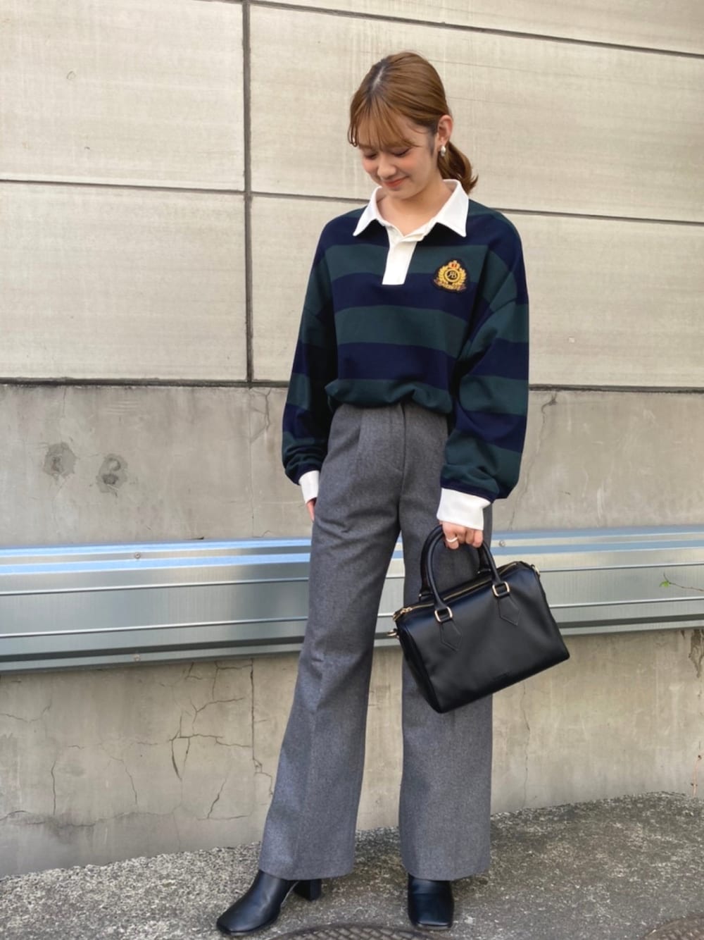 グリーン系のTシャツ/カットソー、ブラック系のショルダーバッグ、ブラック系のブーツを着用したレディースの秋コーディネートの1枚目の写真