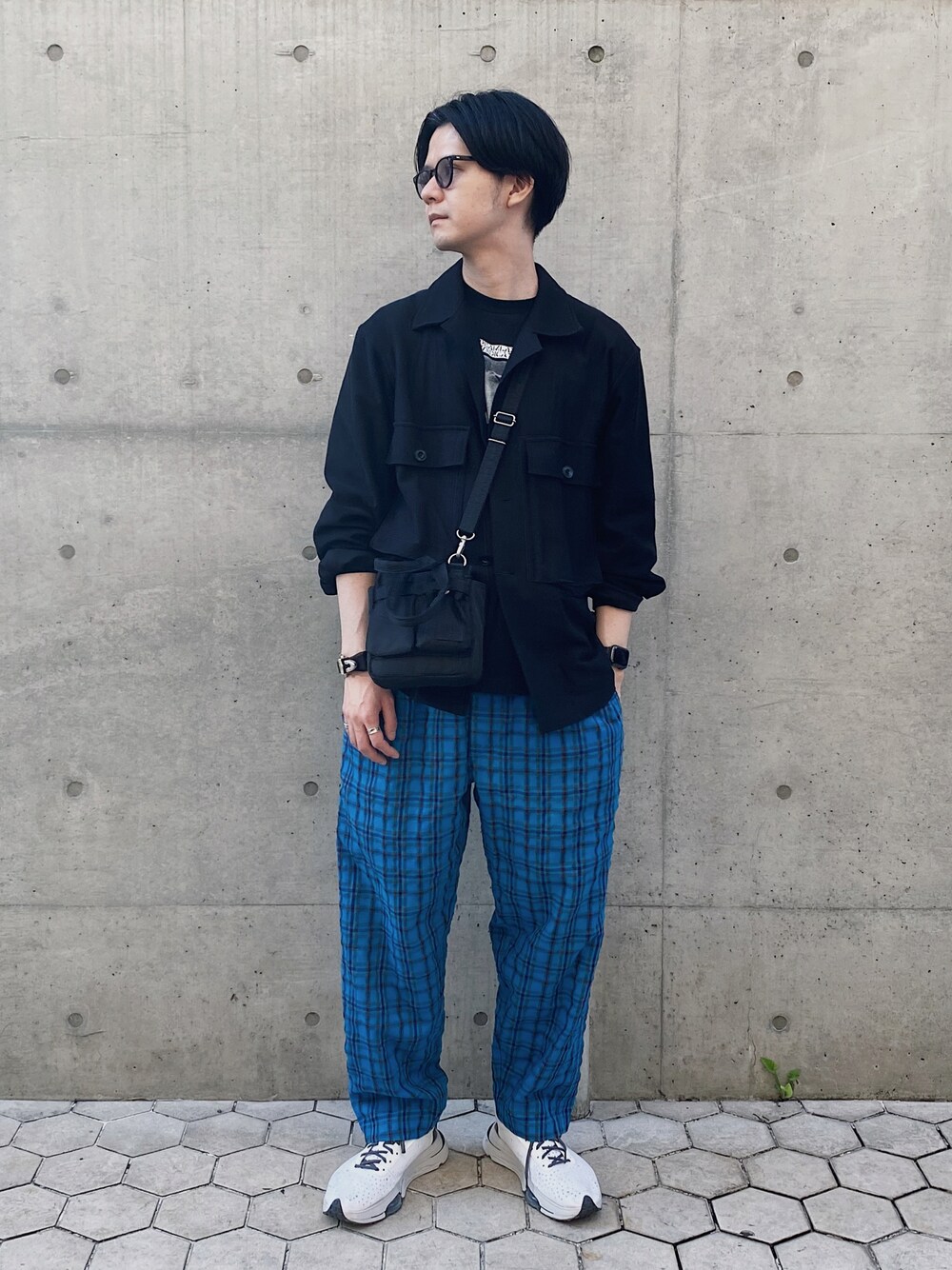 ブラック系のシャツ/ブラウス、ブラック系のTシャツ/カットソー、グレー系のスニーカーを着用したメンズの秋コーディネートの1枚目の写真