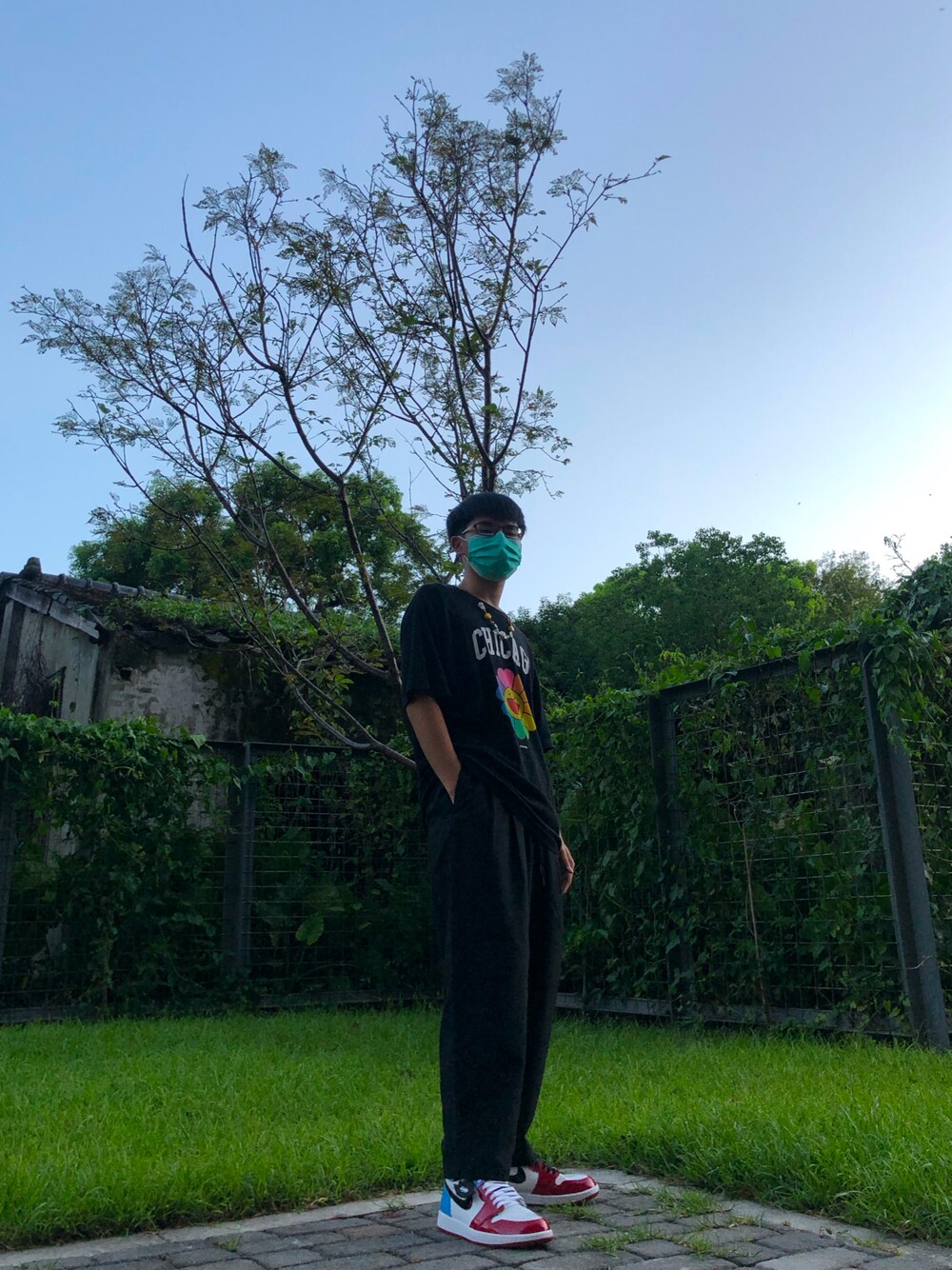 「AIR JORDANのアイテム（スニーカー、ブルー系）」を使った、ChenYi Weiさん（メンズ・168cm）の夏コーディネートの1枚目の写真