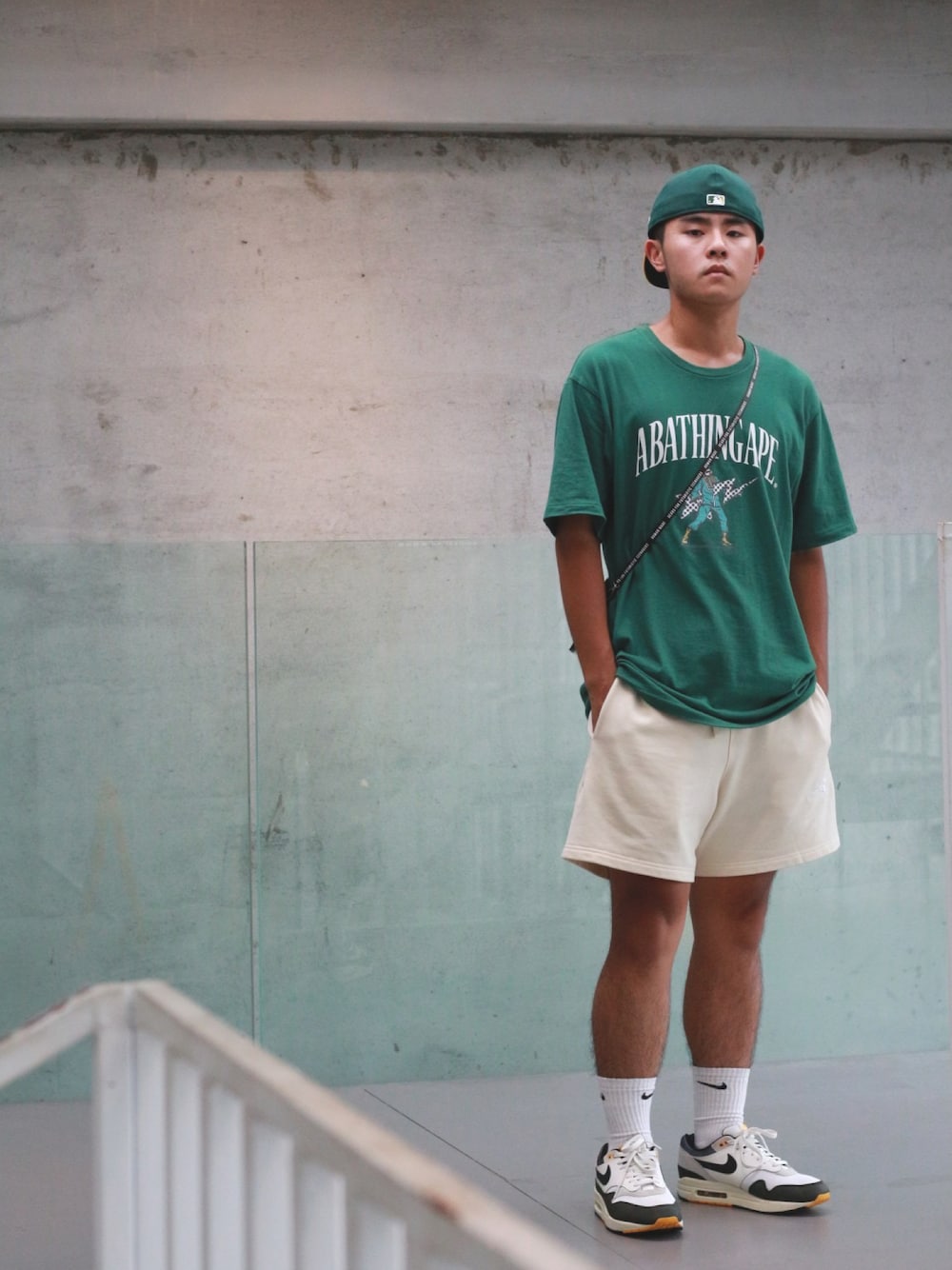 「Bape、NEW ERA、green、HUMAN MADE、NIKE、outfit、ootd、summer、STYLE、穿搭、夏」｜「NEW ERAのアイテム（キャップ、グリーン系）」を使った、ChenYi Weiさん（メンズ・167cm）の秋コーディネートの1枚目の写真