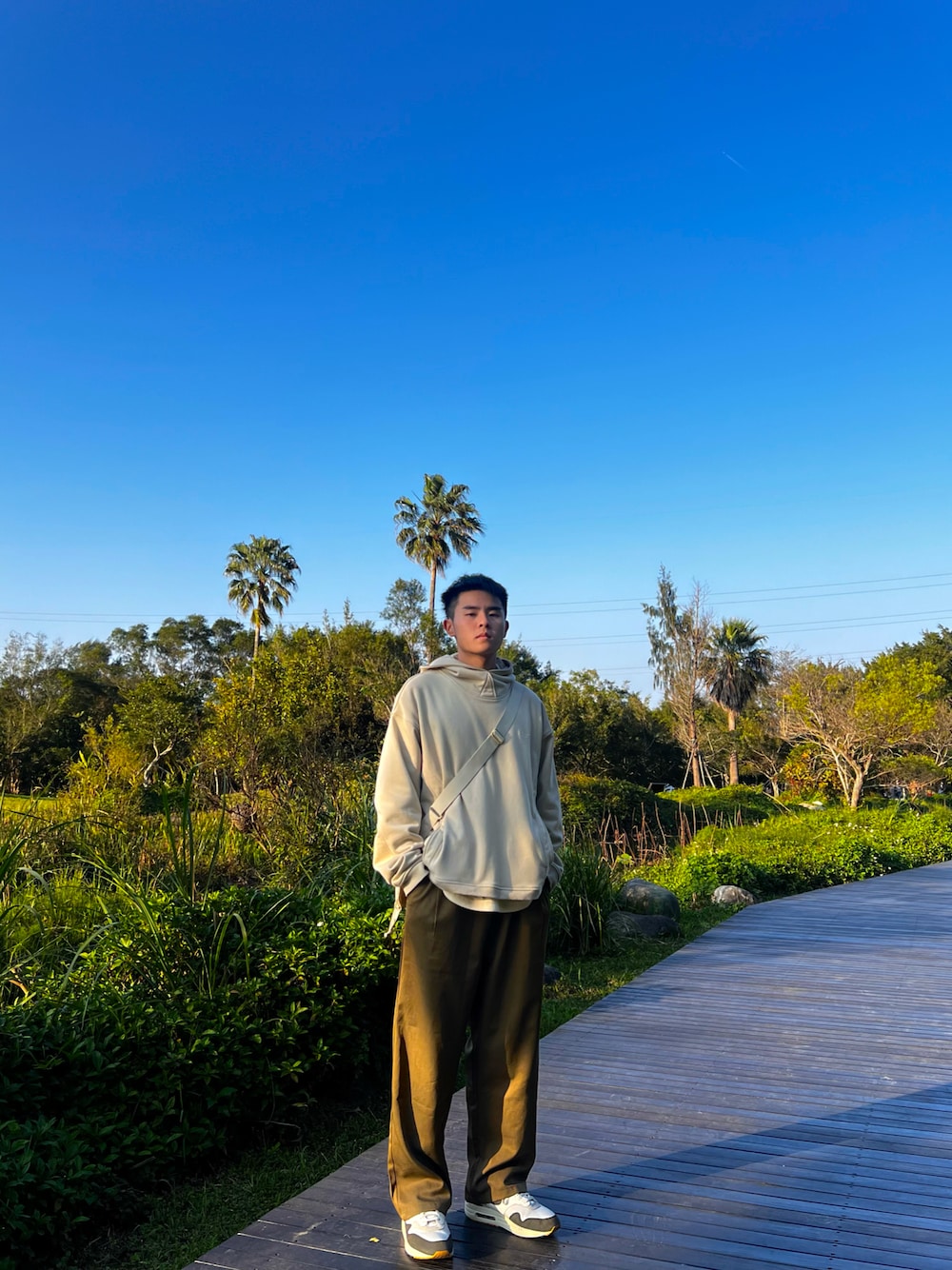 「NIKE、Taiwan、冬コーデ、UNIQLO、AIR MAX、outfit、ootd、fashion、STYLE、green、beige」｜「1dyllのアイテム（トップス、ベージュ系）」を使った、ChenYi Weiさん（メンズ・166cm）の春コーディネートの1枚目の写真