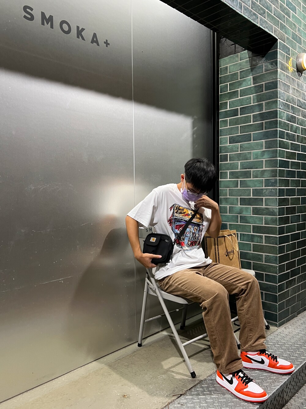 「ootd、街頭穿搭、nike、球鞋、白T、outfit」｜「NIKEのアイテム（スニーカー、オレンジ系）」を使った、ChenYi Weiさん（メンズ・165cm）の夏コーディネートの1枚目の写真