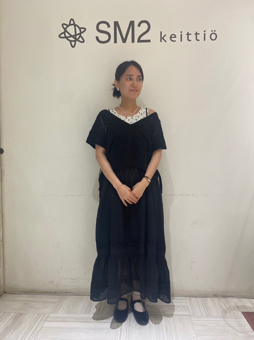 「ワンピース、モノトーン、モノトーンコーデ、花柄、バレエシューズ、サマンサ モスモス(Samansa Mos2)、サマンサモスモス、SM2、ベスト、おだんごヘアー、楽ちんコーデ、オトナカワイイ、夏ファッション、ロングワンピース、キレイめ」｜「Samansa Mos2のフラワーモチーフ柄透かしベスト（ベスト、ブラック系）」を使った、manakaさん（レディース・157cm）の夏コーディネートの1枚目の写真