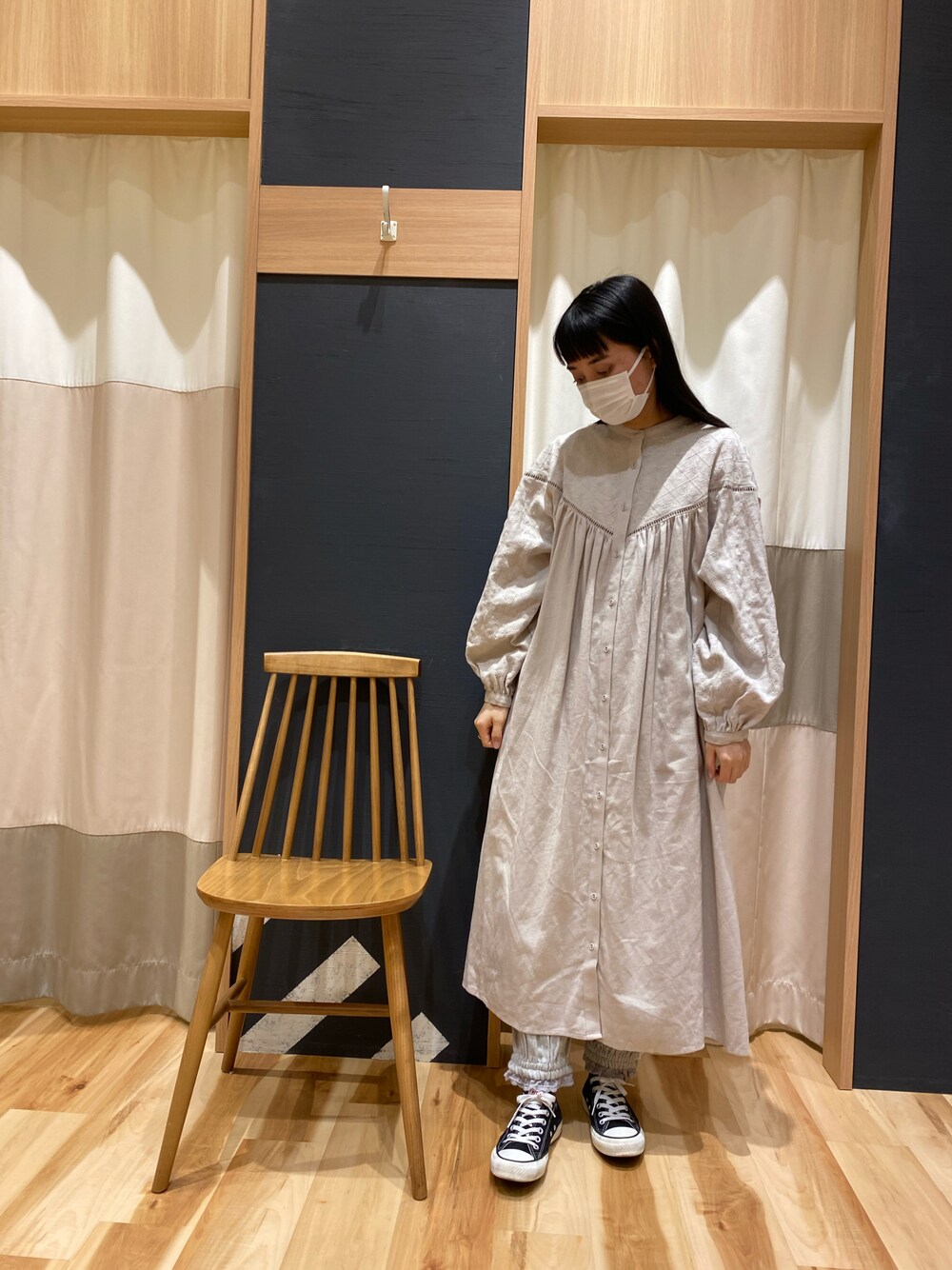 「ワンピース、ワントーンコーデ、はるコーデ、キナリコーデ、ゆるふわコーデ、お出かけコーデ、刺繍ワンピース、#Samansa Mos2、レースパンツ、ベージュ」｜「Samansa Mos2のオーバーレース切替ワンピース（ワンピース、ベージュ系）」を使った、manakaさん（レディース・157cm）の冬コーディネートの1枚目の写真