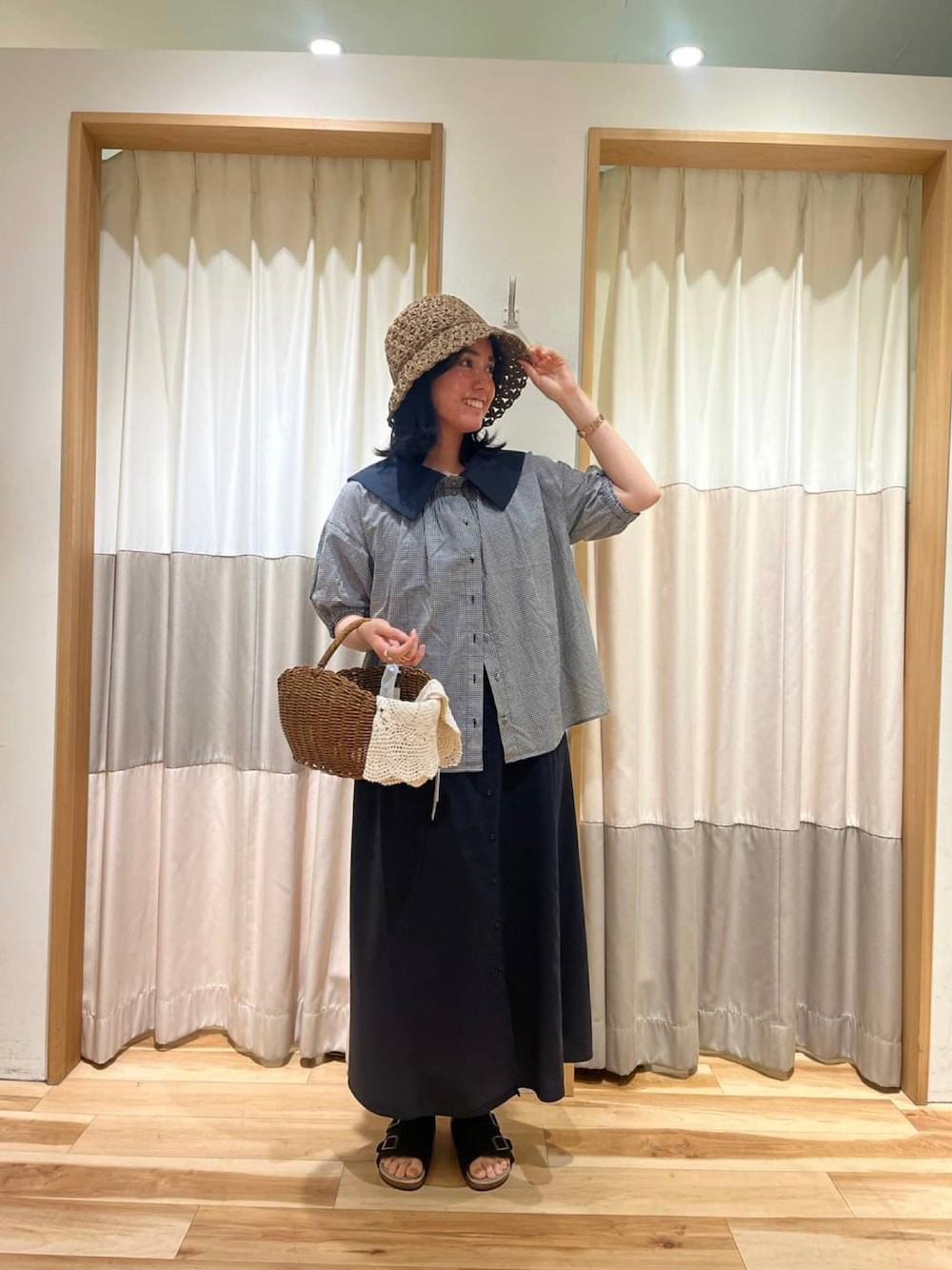 「大人カジュアル、お出かけコーデ、今日のコーデ、Samansa Mos2、サマンサ モスモス(Samansa Mos2)、大人女子、セーラーカラー、ワンピース、セーラーカラーワンピース、チェックブラウス、ブラウス、サンダル、むぎわら帽子、フェイクスエード、ベルトサンダル」｜「Samansa Mos2の◎ビッグ襟前後着ノースリワンピース（ワンピース、ブラック系）」を使った、manakaさん（レディース・157cm）の春コーディネートの1枚目の写真