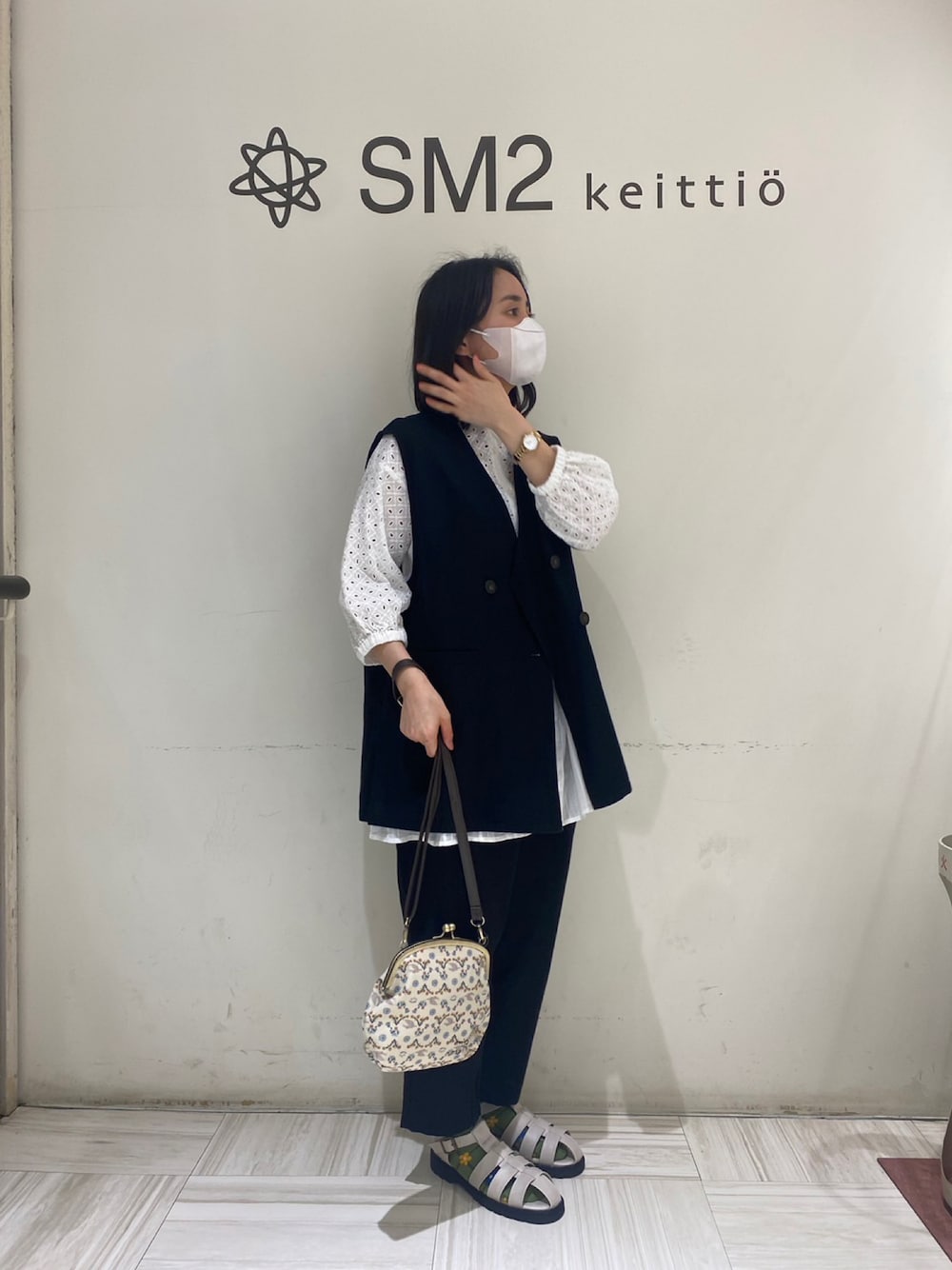 「SM2、サマンサ モスモス(Samansa Mos2)、サマンサモスモス、大人女子、モノトーンコーデ、キレイめカジュアル、Samansa Mos2、miyuki matsuo、ＵＶカット、セットアップ、ベスト、パンツスタイル、ブラウス、グルカサンダル、はるコーデ」｜「Samansa Mos2の厚底グルカサンダル（サンダル、ホワイト系）」を使った、manakaさん（レディース・158cm）の春コーディネートの1枚目の写真