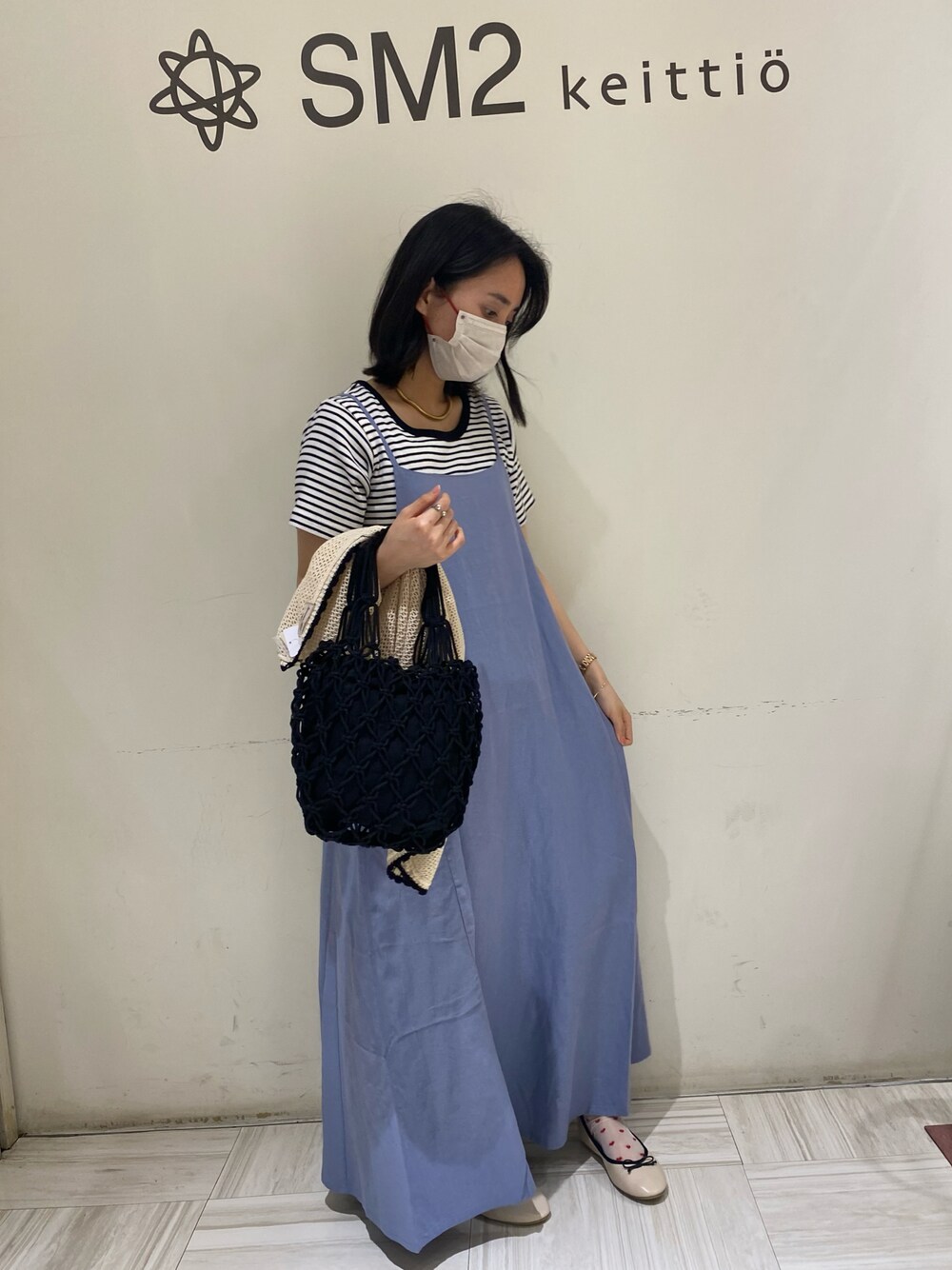 「春夏コーデ、SM2、Samansa Mos2、サマンサ モスモス(Samansa Mos2)、サマンサモスモス、休日コーデ、お出かけコーデ、キャミワンピ、ブルー、ボーダー、ボーダートップス、Tシャツ、バレエシューズ、カーディガン、ナチュラルガーリー」｜「Samansa Mos2のバイカラーバレエシューズ（ドレスシューズ、ベージュ系）」を使った、manakaさん（レディース・157cm）の春コーディネートの1枚目の写真