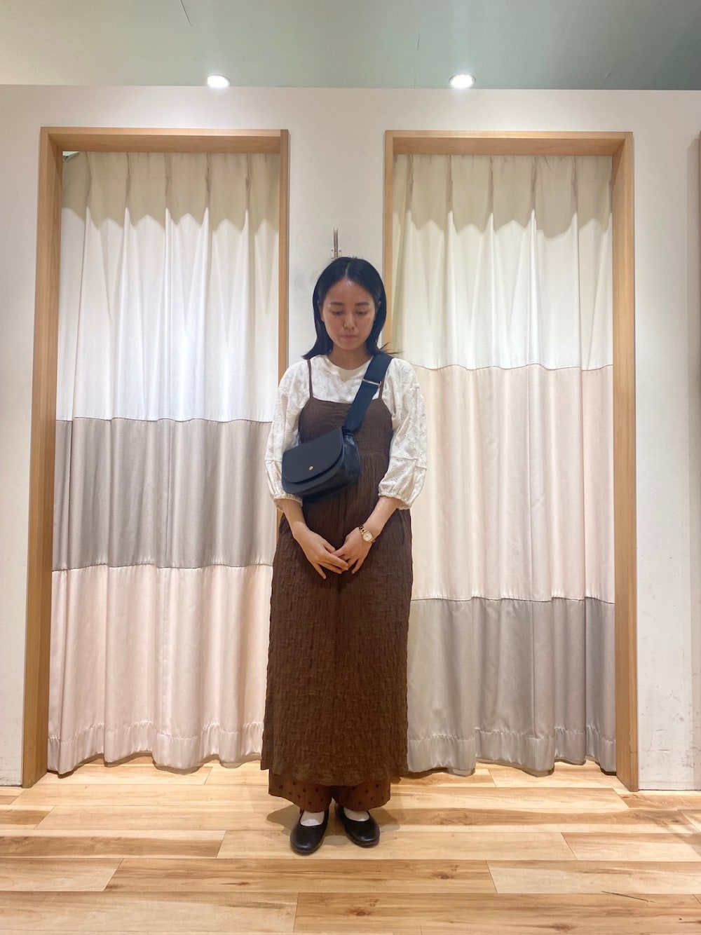 「秋コーデ、ゆるコーデ、大人かわいい、サマンサ モスモス(Samansa Mos2)、SM2、Samansa Mos2、骨格ウェーブ、花柄パンツ、キャミワンピ、ワンピース、ワントーンコーデ、秋カラー、カットソー、ショルダーバッグ、レイヤードスタイル」｜「Samansa Mos2のワイドベルトショルダーバッグ（ハンドバッグ、ブラック系）」を使った、manakaさん（レディース・157cm）の夏コーディネートの1枚目の写真