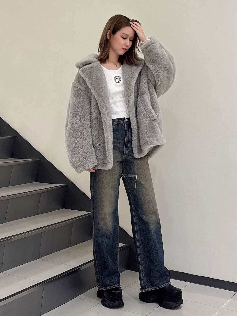 「冬コーデ、ootd、gydastaff、ファーコート、デニムパンツ、厚底シューズ」｜「GYDAのコクーンエコファーブルゾン（ブルゾン、グレー系）」を使った、mayuさん（レディース・160cm）の冬コーディネートの1枚目の写真