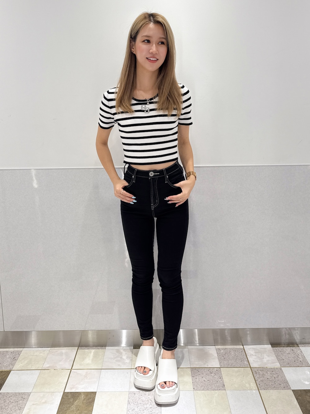 その他のニット/セーター、ブラック系のデニムパンツ、ホワイト系のサンダルを着用したレディースの夏コーディネートの1枚目の写真