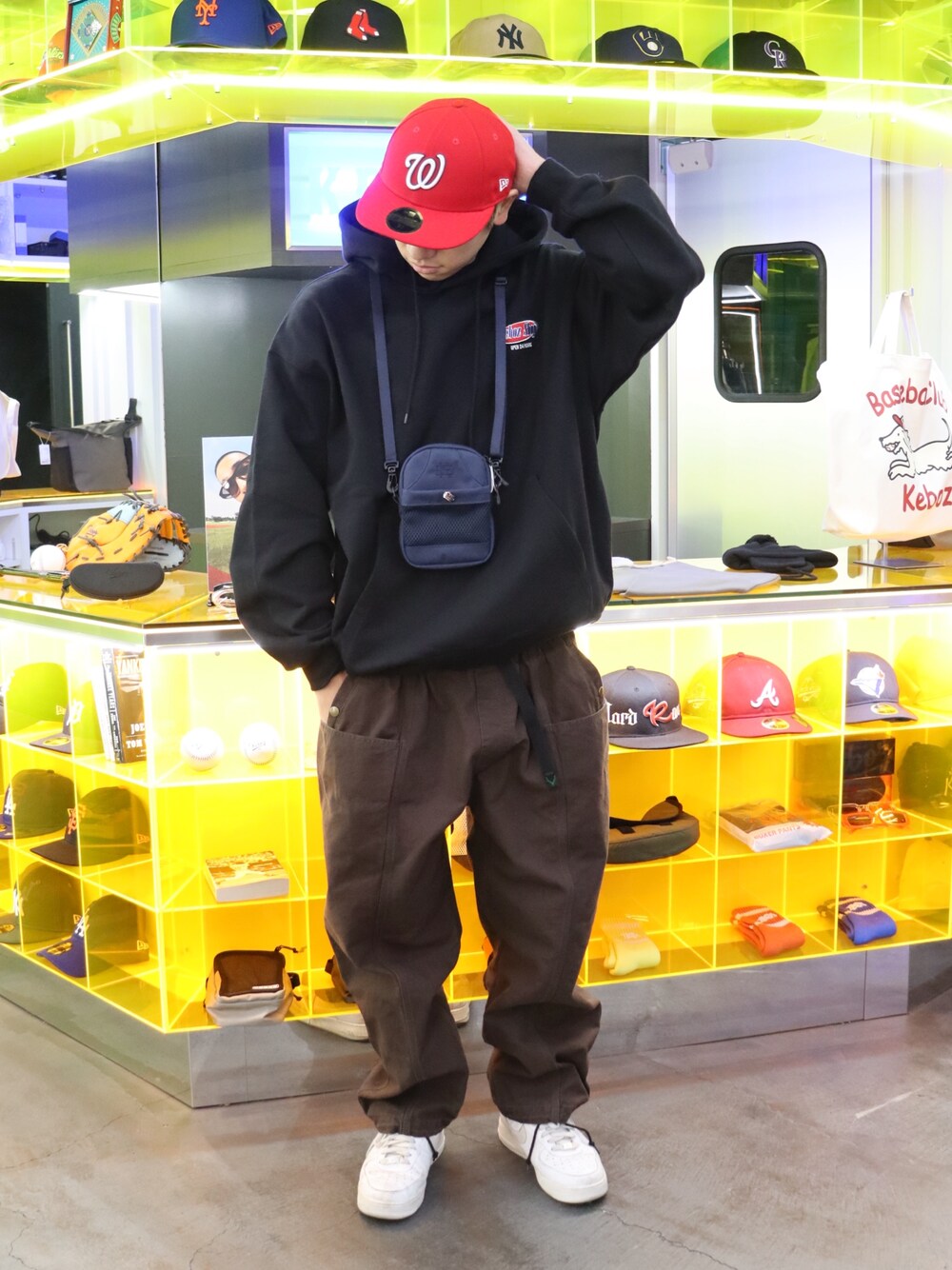 「KEBOZの2CB SWEAT HOODIE（パーカー、ブラック系）」を使った、馬場奏流さん（メンズ・174cm）の冬コーディネートの1枚目の写真