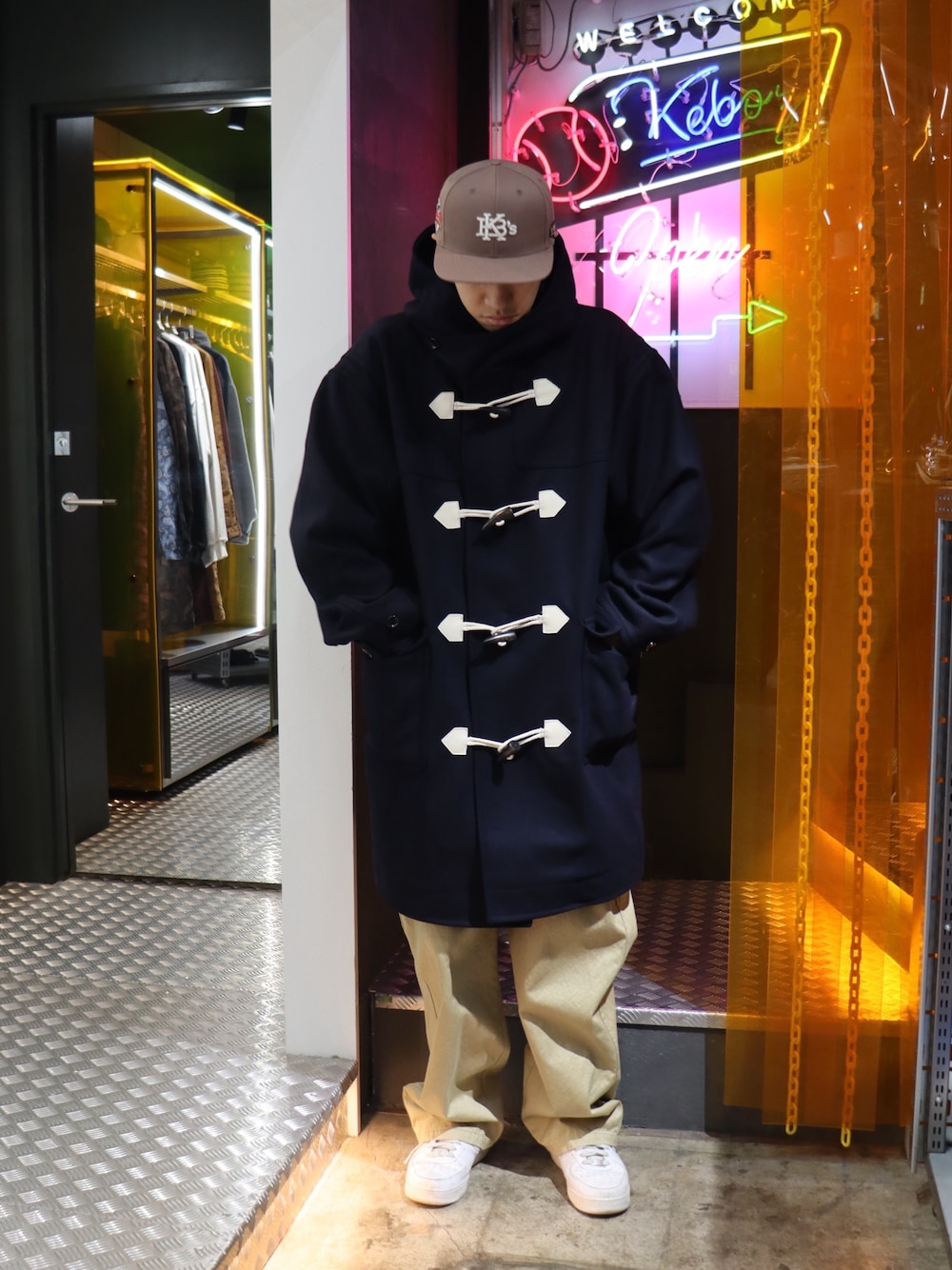 「KEBOZのDUFFLE COAT（ダッフルコート、ブルー系）」を使った、馬場奏流さん（メンズ・174cm）の冬コーディネートの1枚目の写真