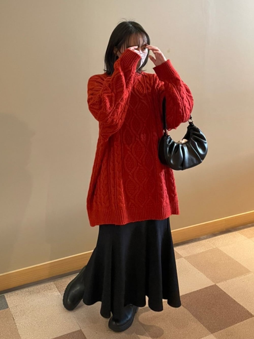 「服とコスメでなりたい自分に、クリスマスに着たい服、赤、ビッグシルエット、休日コーデ、きれいめカジュアル、ニット、冬コーデ、マーメイドスカート、大人カジュアル、シンプルコーデ、GU、赤ニット、ゆったりコーデ、オトナカワイイ」｜「select MOCAの2022 AW ケーブルオーバーサイズニット（ニット/セーター、レッド系）」を使った、あんなさん（レディース・158cm）の冬コーディネートの1枚目の写真