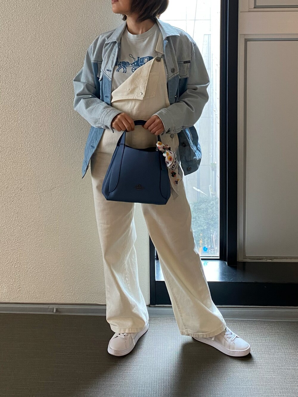 COACHのデニムジャケットを使った人気ファッション