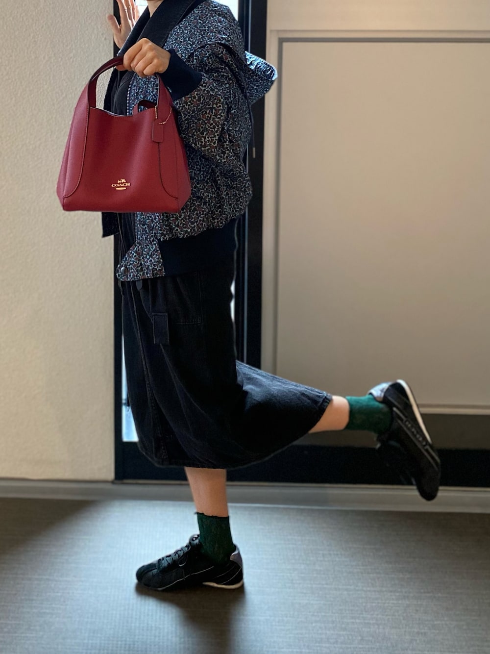 「秋ルック紹介するよ、身長152cm、COACH、秋コーデ、カジュアルコーデ、オトナ女子、大人カジュアル、低身長コーデ」｜「COACHのアイテム（バッグ、レッド系）」を使った、neihaiさん（レディース・152cm）の秋コーディネートの1枚目の写真