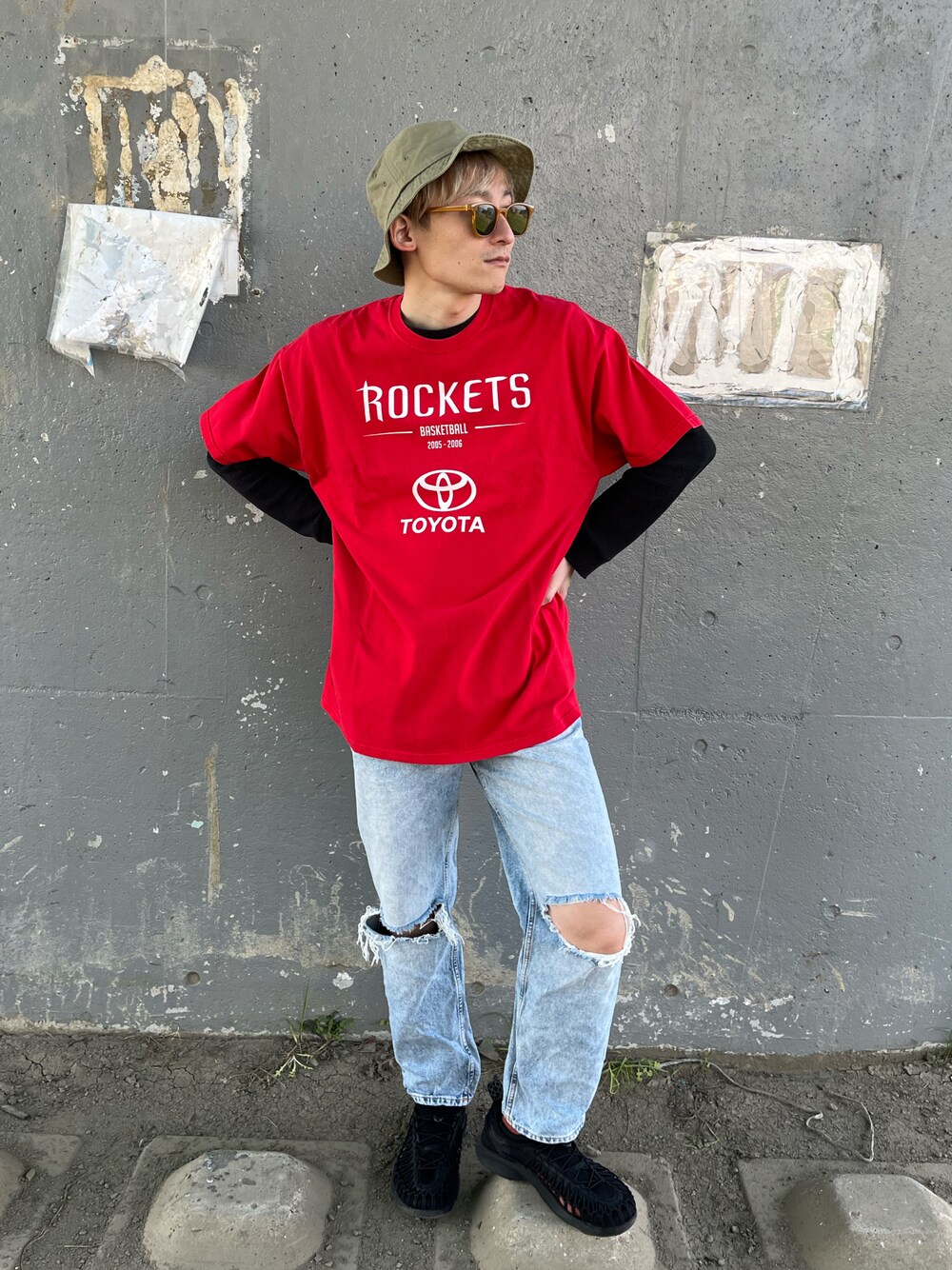 その他のトップス、ブルー系のデニムパンツ、ブラック系のスニーカーを着用したメンズの春コーディネートの1枚目の写真