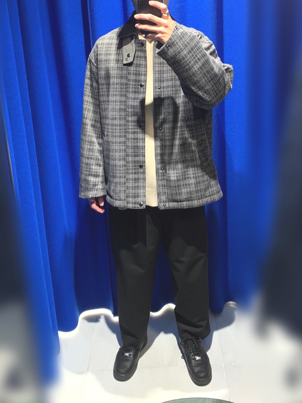 「niko and ...、UNIQLOコーデ、GLOBAL WORK、NIKE、airforce1、AIR FORCE 1、モノトーンに差し色」｜「NIKEのNIKE AIR FORCE 1 07 / ナイキ エア フォース 1 07 【SP】（スニーカー、ブラック系）」を使った、ShOさん（メンズ・175cm）の春コーディネートの1枚目の写真