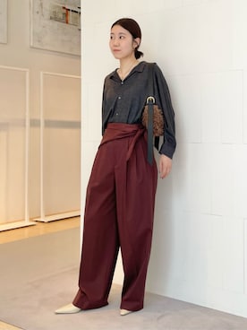 「アイテム（スラックス、レッド系）」を使った、Sato_TOMORROWLANDさん（レディース・162cm）の秋コーディネート