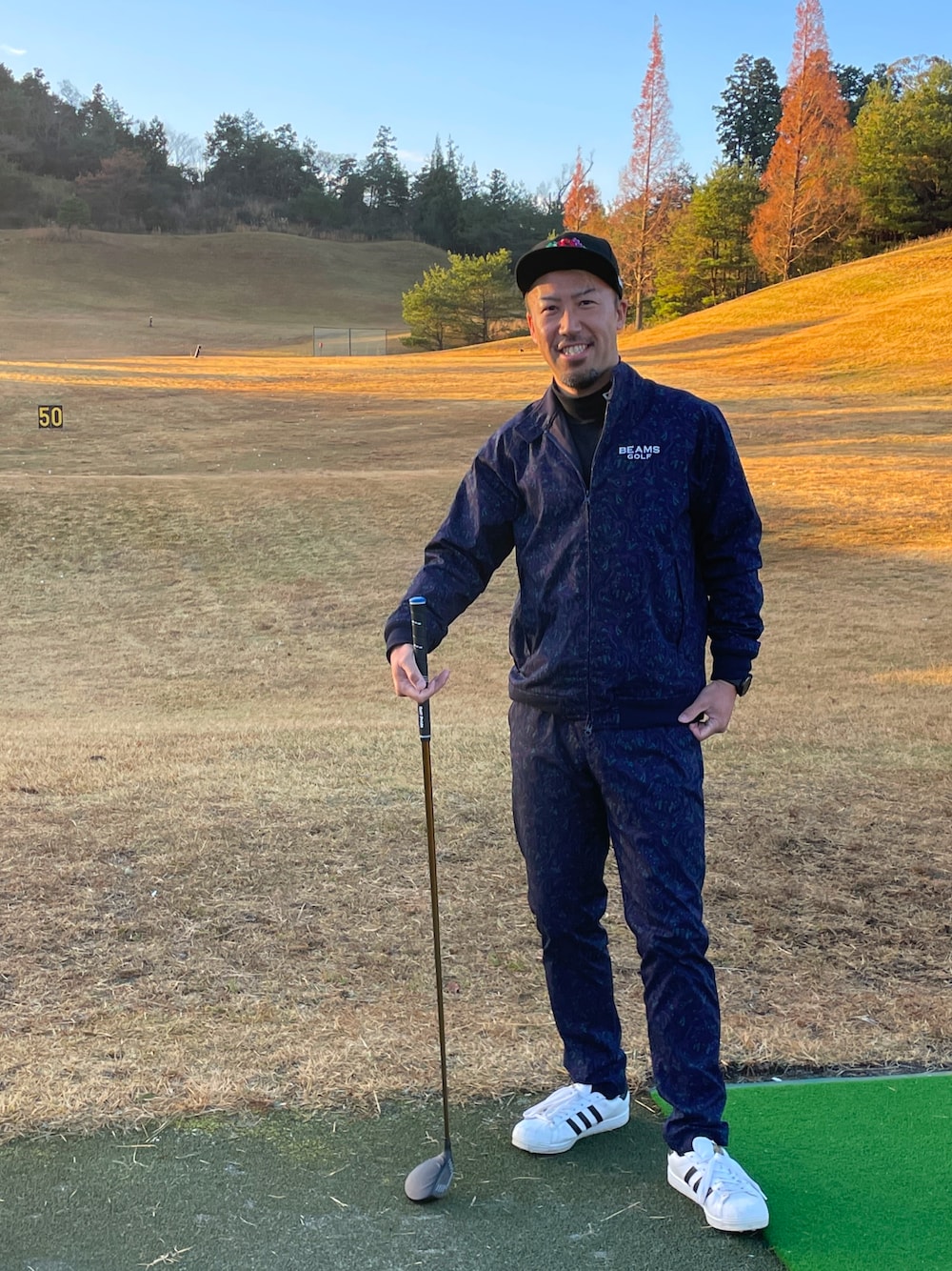 「セットアップ、ゴルフウェア、ゴルフコーデ」｜「BEAMS GOLFのアイテム（ブルゾン、パープル系）」を使った、ゆうしゃさん（メンズ・178cm）の冬コーディネートの1枚目の写真