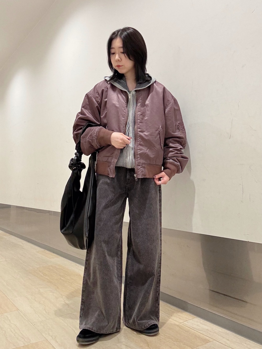 グレー系のニット/セーター、ブラック系のその他パンツ、ブラック系のショルダーバッグを着用したレディースの秋コーディネートの1枚目の写真