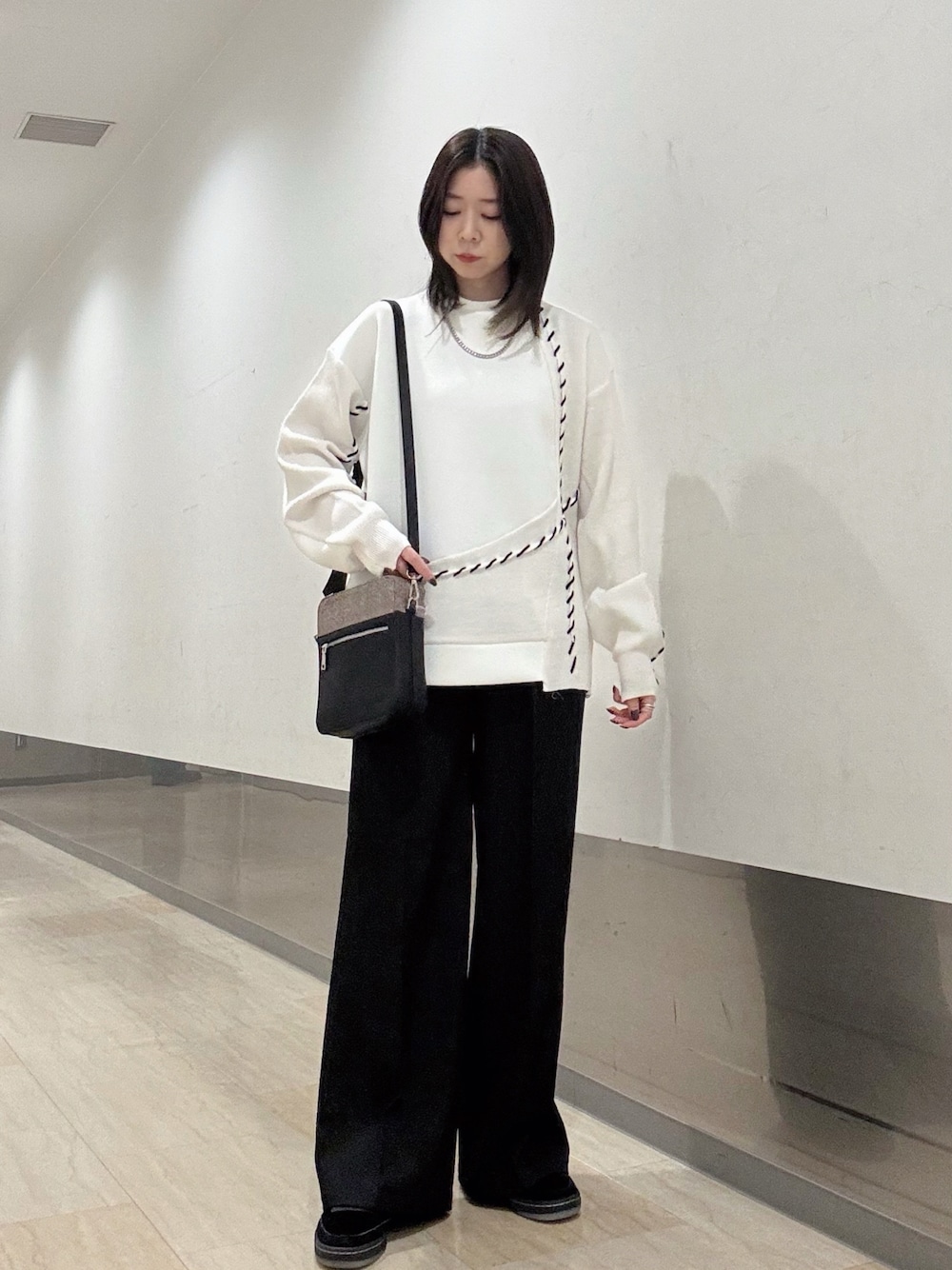 ホワイト系のTシャツ/カットソー、ベージュ系のショルダーバッグ、ブラック系のその他パンツを着用したレディースの秋コーディネートの1枚目の写真