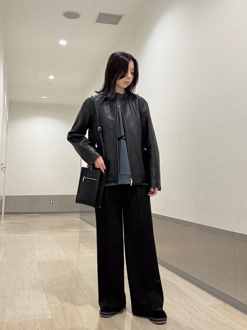 ブラック系のブルゾン、ブラック系のショルダーバッグ、ブラック系のその他パンツを着用したレディースの秋コーディネートの1枚目の写真