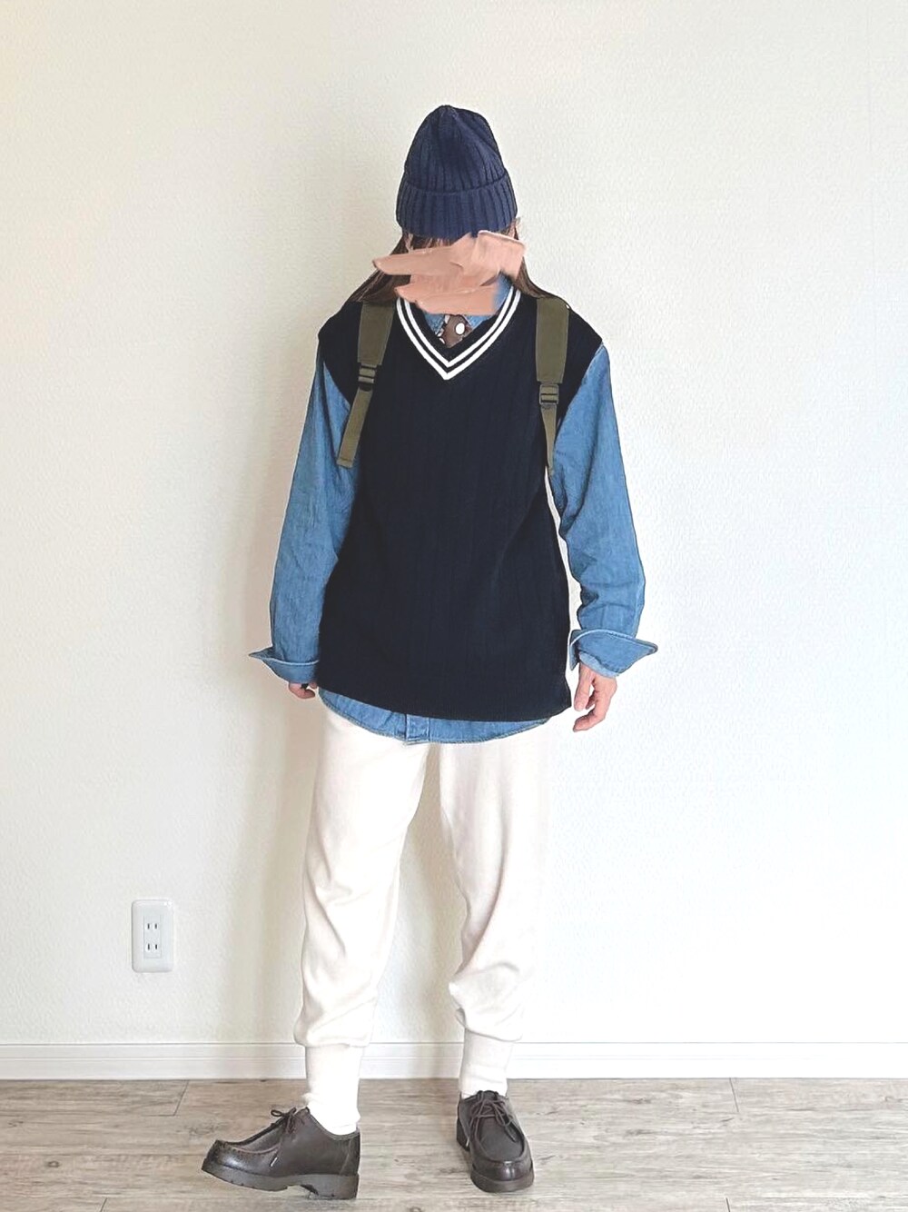 「ニットパンツ、ダンガリーシャツ、ニットベスト」｜「UNIQLOのアイテム（シャツ/ブラウス、ブルー系）」を使った、harmaacoさん（レディース・158cm）の秋コーディネートの1枚目の写真