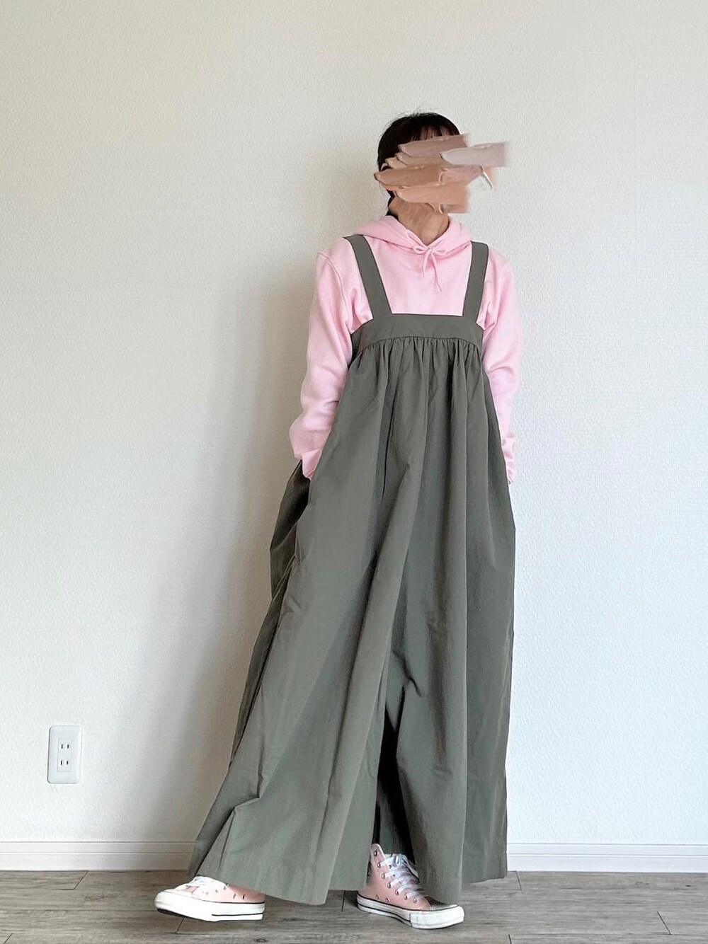 「カバーオール、サロペット」｜「H&Mのアイテム（パーカー、ピンク系）」を使った、harmaacoさん（レディース・158cm）の冬コーディネートの1枚目の写真