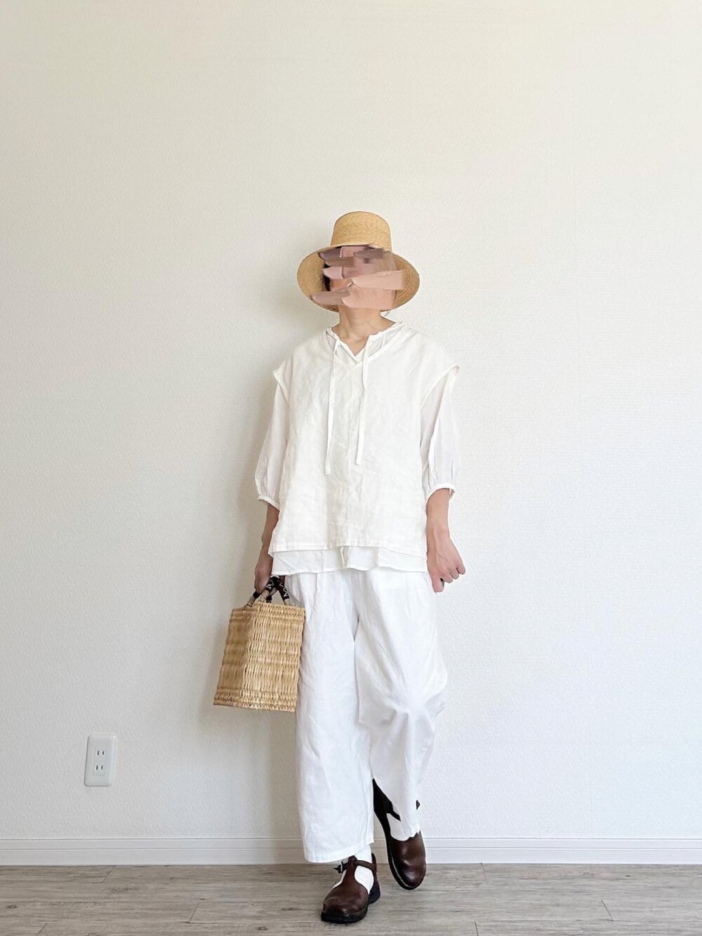「ホワイトコーデ」｜「松野屋のアイテム（かごバッグ、ベージュ系）」を使った、harmaacoさん（レディース・158cm）の夏コーディネートの1枚目の写真