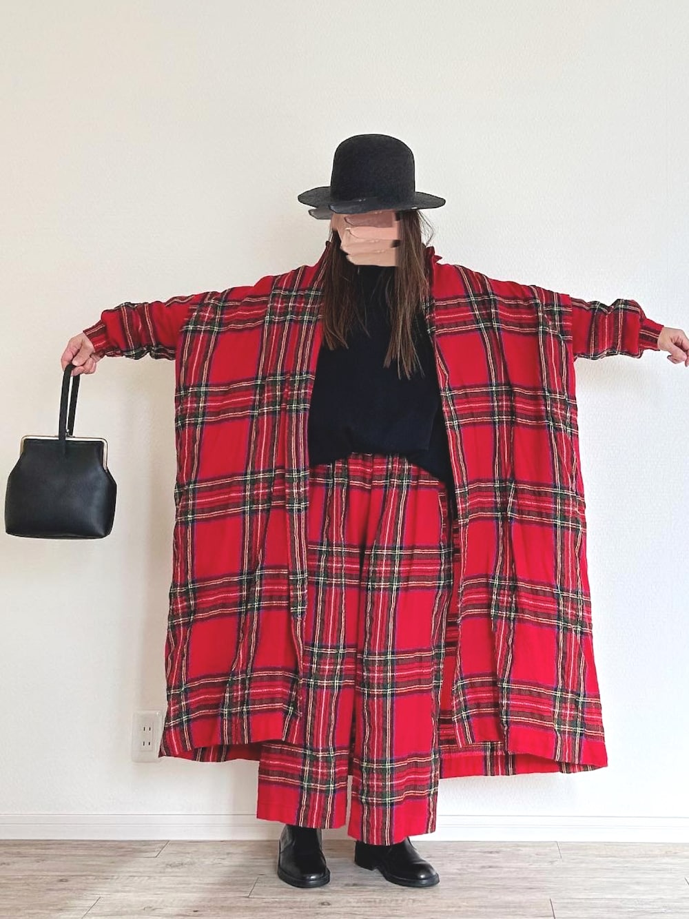 ブラック系のパーカー、レッド系のパンツ、レッド系のシャツワンピースを着用したレディースの冬コーディネートの1枚目の写真