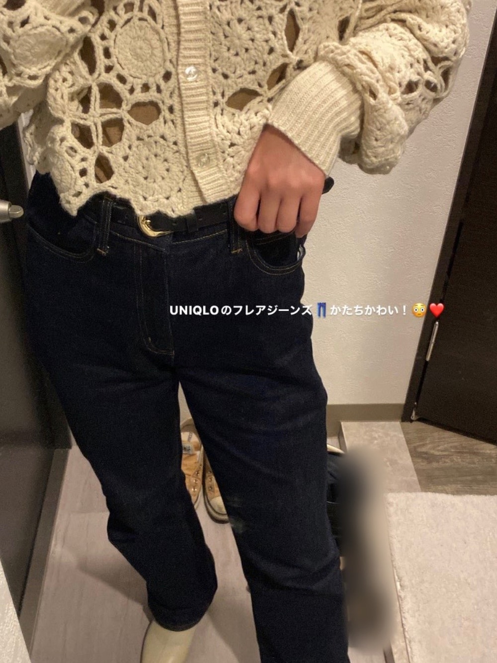 ホワイト系のカーディガン/ボレロ、ブラウン系のTシャツ/カットソー、ブルー系のデニムパンツを着用したレディースの冬コーディネートの1枚目の写真