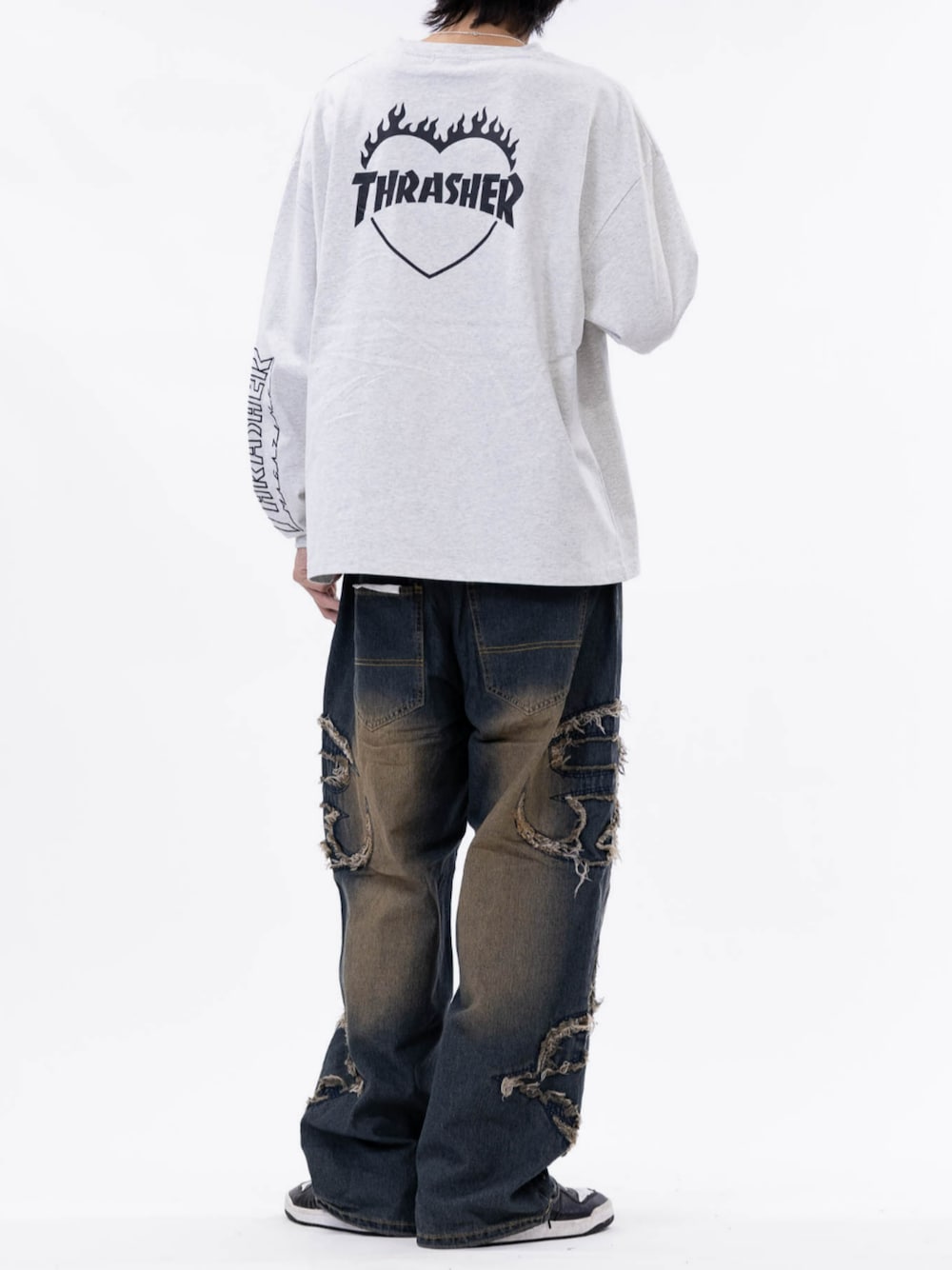 グレー系のTシャツ/カットソー、ブルー系のデニムパンツを着用したメンズの秋コーディネートの1枚目の写真