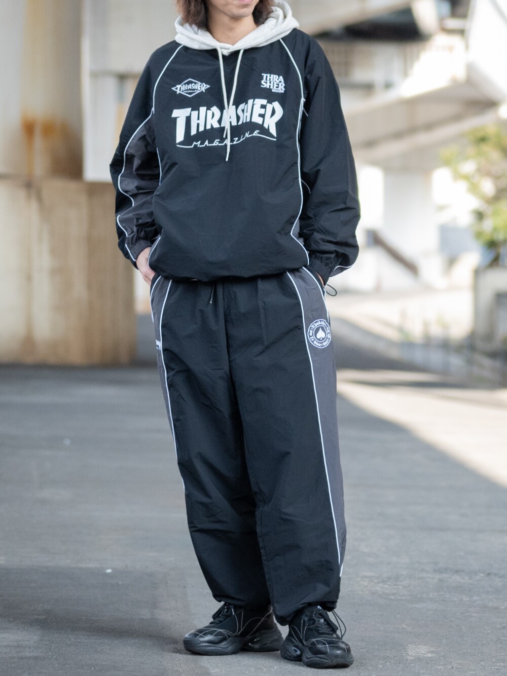 ブラック系のその他パンツ、ブラック系のジャージ、ホワイト系のパーカーを着用したメンズの冬コーディネートの1枚目の写真