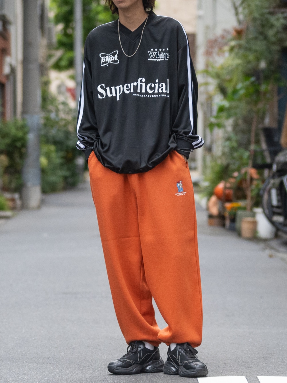 「セットアップ、プチプラ、冬コーデ、スウェット、スニーカー、お出かけコーデ、johnscloset、redcapgirl、スポーツミックス、OAO」｜「Red Cap Girlの【a-r】〔Red Cap Girl/レッドキャップガール〕　 裏起毛 ワンポイント刺繍 ワイドスウェットパンツ（スウェットパンツ、オレンジ系）」を使った、ますさん（メンズ・177cm）の秋コーディネートの1枚目の写真