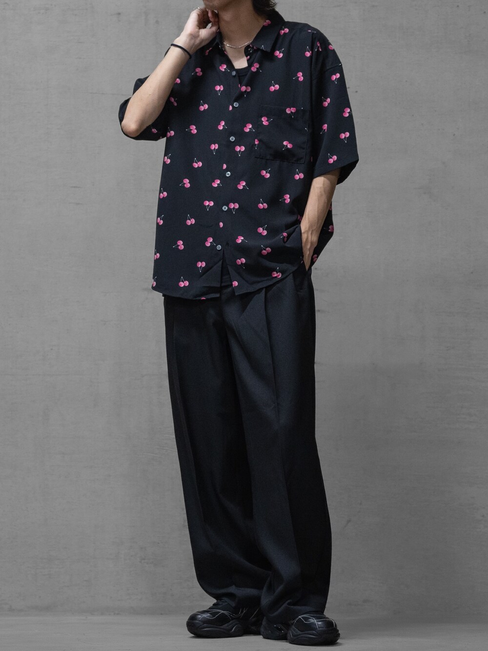 「スニーカー、柄シャツ、スラックス、レイヤードスタイル、フェススタイル、プチプラ、きれいめカジュアル、シャツスタイル、夏コーデ、NAIVEMAGIC」｜「JOHN'S CLOSETの【i】リラックスシルエット ワイドパンツ（その他パンツ、グレー系）」を使った、ますさん（メンズ・177cm）の夏コーディネートの1枚目の写真