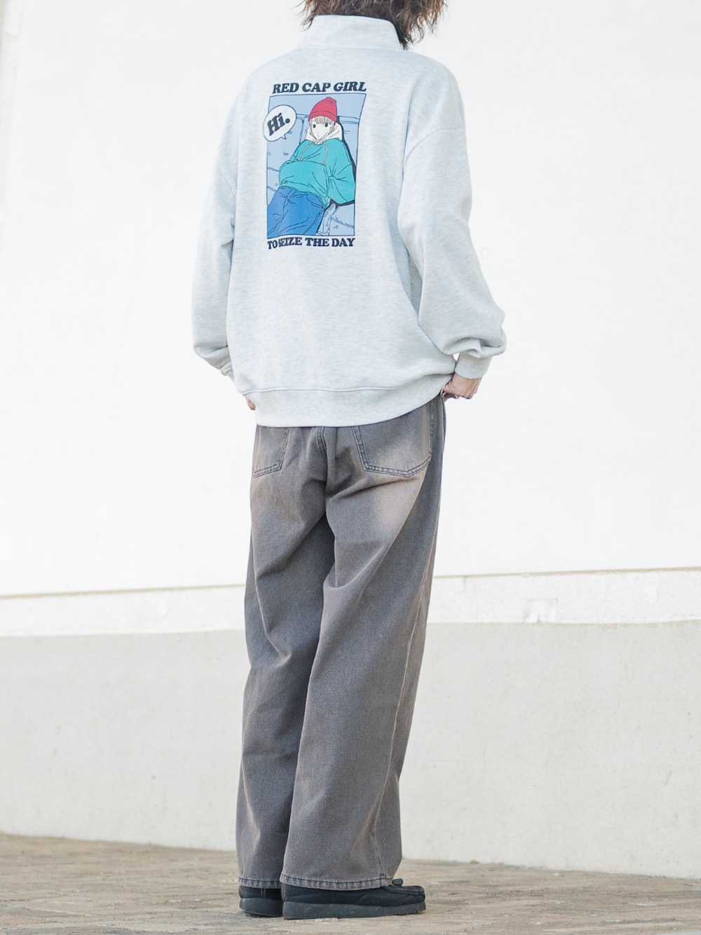 ブラウン系のデニムパンツ、ブラック系のスニーカー、グレー系のスウェットを着用したメンズの冬コーディネートの1枚目の写真