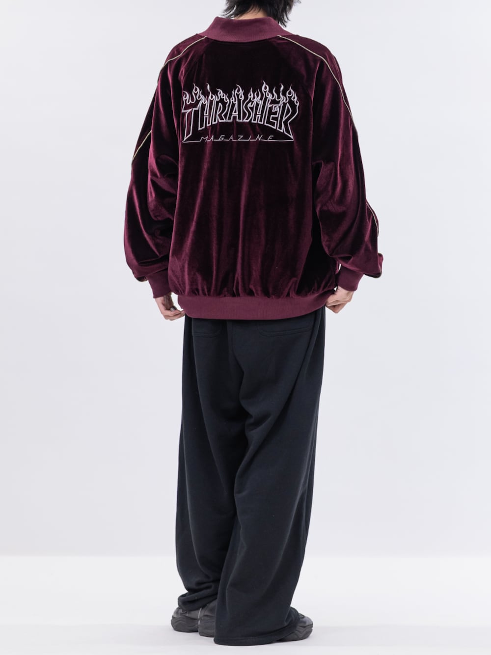 パープル系のスカジャンを着用したメンズの秋コーディネートの1枚目の写真