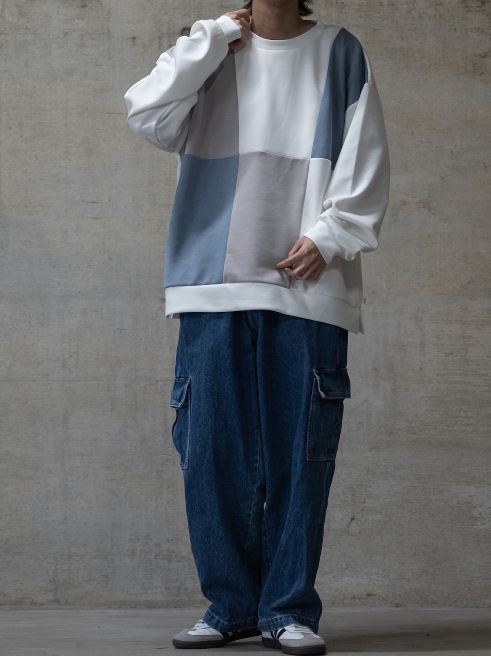 「秋服準備はじめました、秋服まるっと大公開、秋コーデ、カジュアルコーデ、スウェット、デニム、カーゴパンツ、スニーカー、NAIVEMAGIC、johnscloset、JOHN'S CLOSET、adidas、samba」｜「JOHN'S CLOSETの【i】12ozデニム イージーワイドカーゴパンツ（デニムパンツ、ブルー系）」を使った、ますさん（メンズ・177cm）の秋コーディネートの1枚目の写真