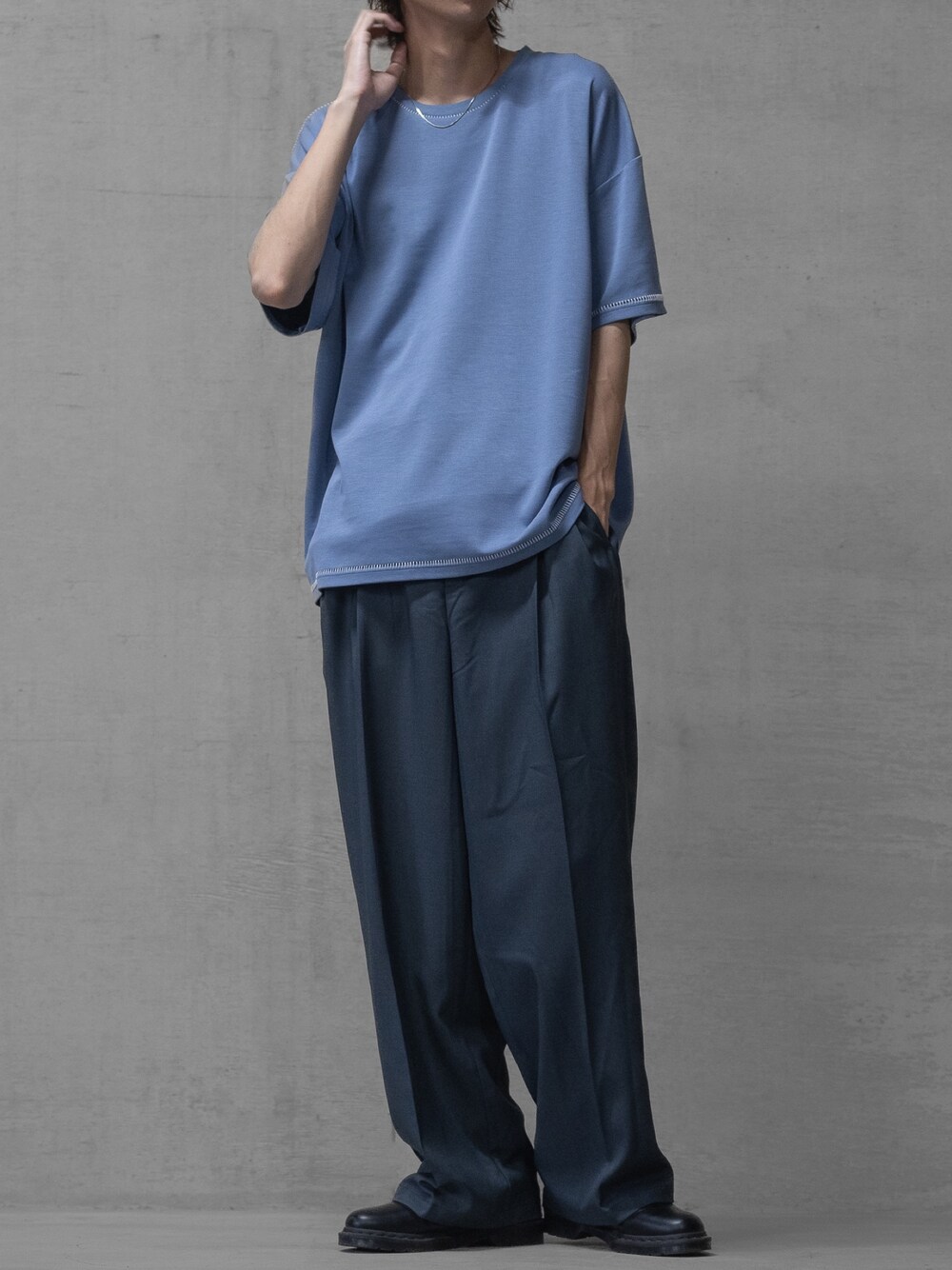 グレー系のその他パンツ、ブラック系のドレスシューズ、ブルー系のTシャツ/カットソーを着用したメンズの春コーディネートの1枚目の写真
