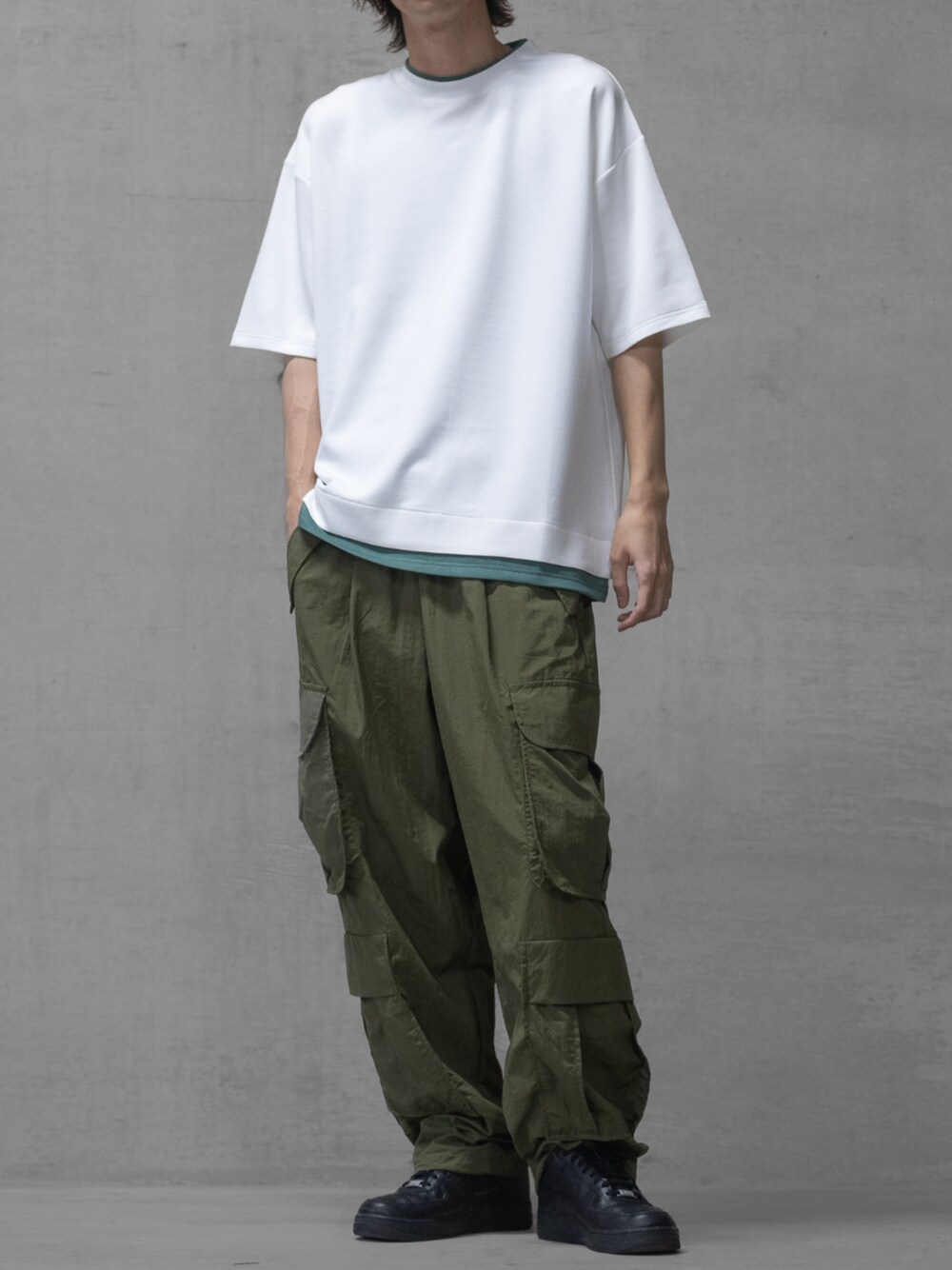 ホワイト系のカーゴパンツ、ホワイト系のTシャツ/カットソーを着用したメンズの夏コーディネートの1枚目の写真