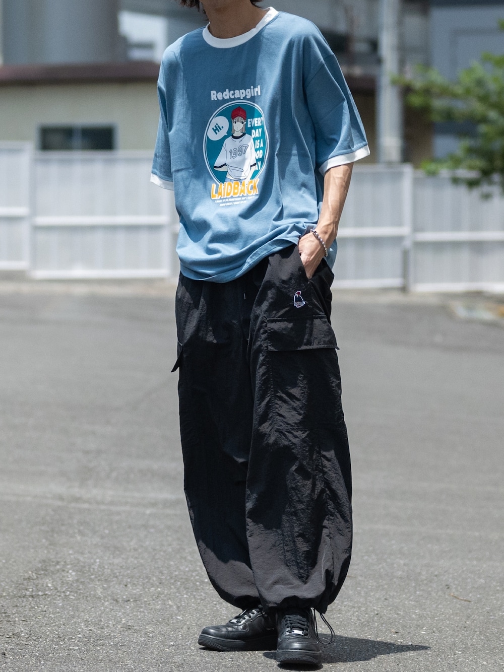 ブラック系のカーゴパンツ、ブルー系のTシャツ/カットソーを着用したメンズの夏コーディネートの1枚目の写真