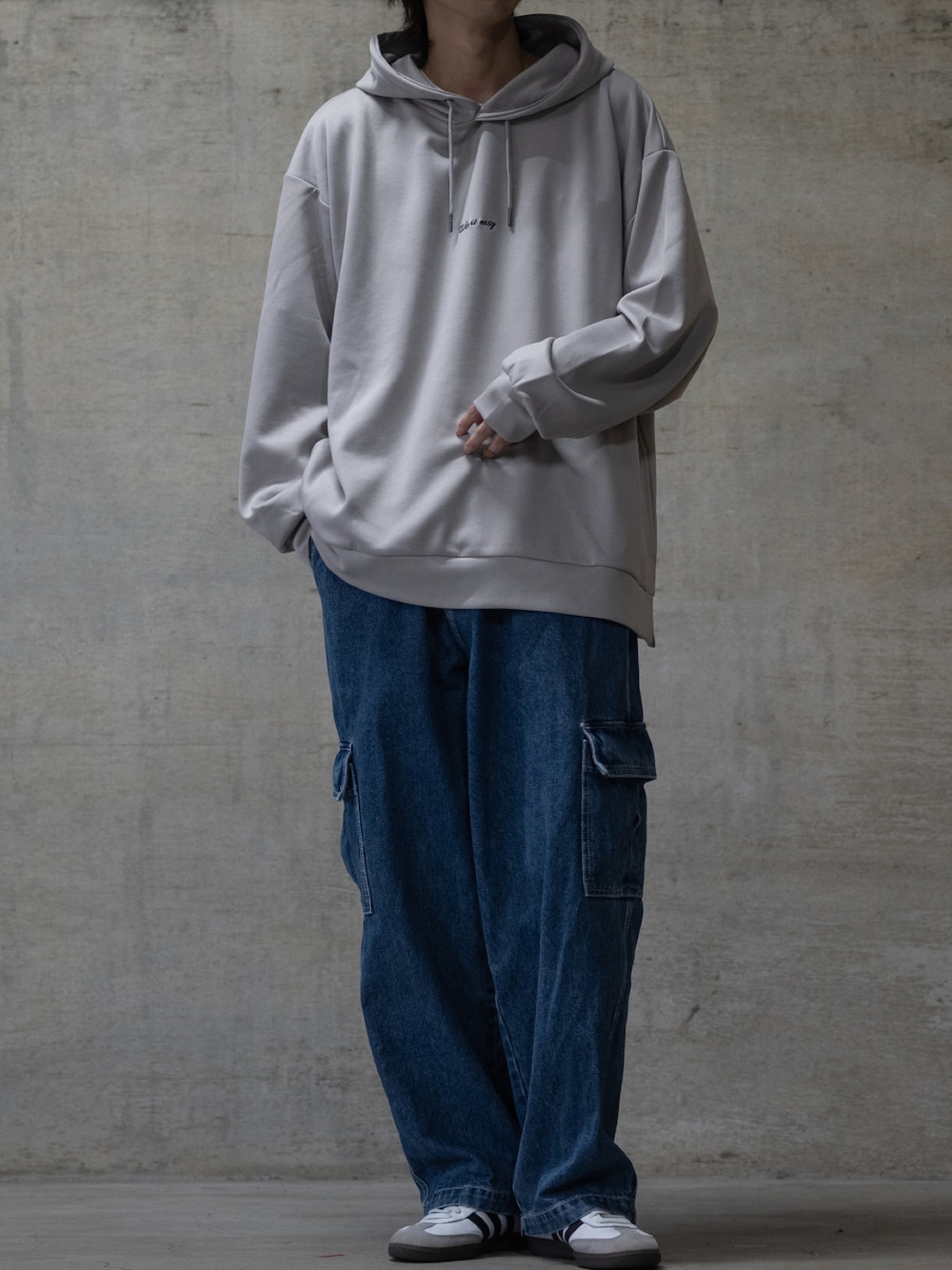 「秋服、きれいめカジュアル、ゆるコーデ、パーカー、デニムパンツ、カーゴパンツ、スニーカー、NAIVEMAGIC、johnscloset、JOHN'S CLOSET、OBEY、adidas、adidas samba」｜「OBEYのアイテム（カーゴパンツ、ブルー系）」を使った、ますさん（メンズ・177cm）の秋コーディネートの1枚目の写真