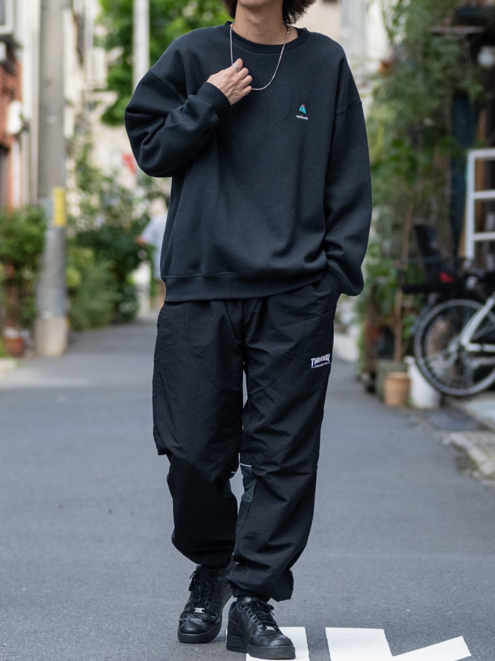 「古着MIX、日常に魔法を、セットアップ、スウェット、プチプラ、冬コーデ、スニーカー、韓国ファッション、シンプル、ストリートコーデ、redcapgirl、THRASHER、NIKE、johnscloset」｜「THRASHERの【3】〔THRASHER/スラッシャー〕ナイロンワッシャー 裏メッシュ パイピング ワイドパンツ（その他パンツ、ブラック系）」を使った、ますさん（メンズ・177cm）の秋コーディネートの1枚目の写真