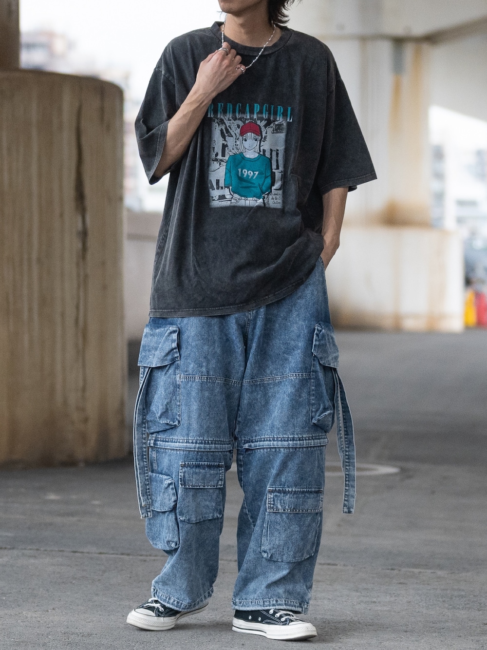 ブラック系のTシャツ/カットソー、ブルー系のデニムパンツ、ブラック系のスニーカーを着用したメンズの夏コーディネートの1枚目の写真