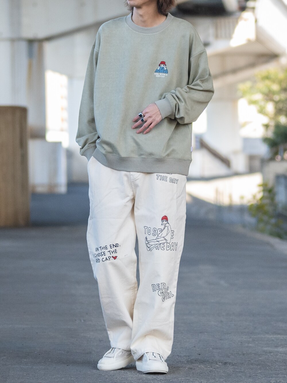 ブラック系のデニムパンツ、グリーン系のスウェットを着用したメンズの冬コーディネートの1枚目の写真