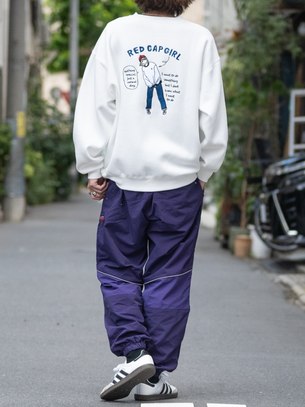 ホワイト系のスニーカー、パープル系のその他パンツ、ホワイト系のスウェットを着用したメンズの秋コーディネートの1枚目の写真