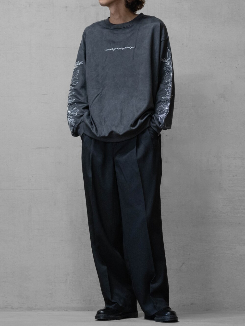 ブラック系のドレスシューズ、グレー系のその他パンツ、グレー系のスウェットを着用したメンズの夏コーディネートの1枚目の写真