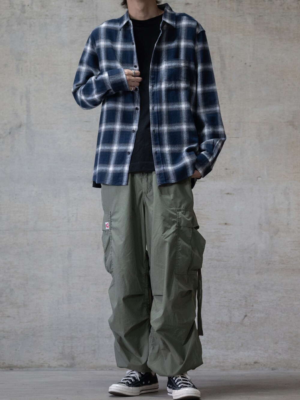 「カジュアルコーデ、大人カジュアル、チェック、チェックシャツ、カーゴパンツ、スニーカー、GLOVEHOUSE、johnscloset、JOHN'S CLOSET、converse」｜「CONVERSEのCONVERSE コンバース ALL STAR OX オールスター オックス（スニーカー、ブラック系）」を使った、ますさん（メンズ・177cm）の秋コーディネートの1枚目の写真